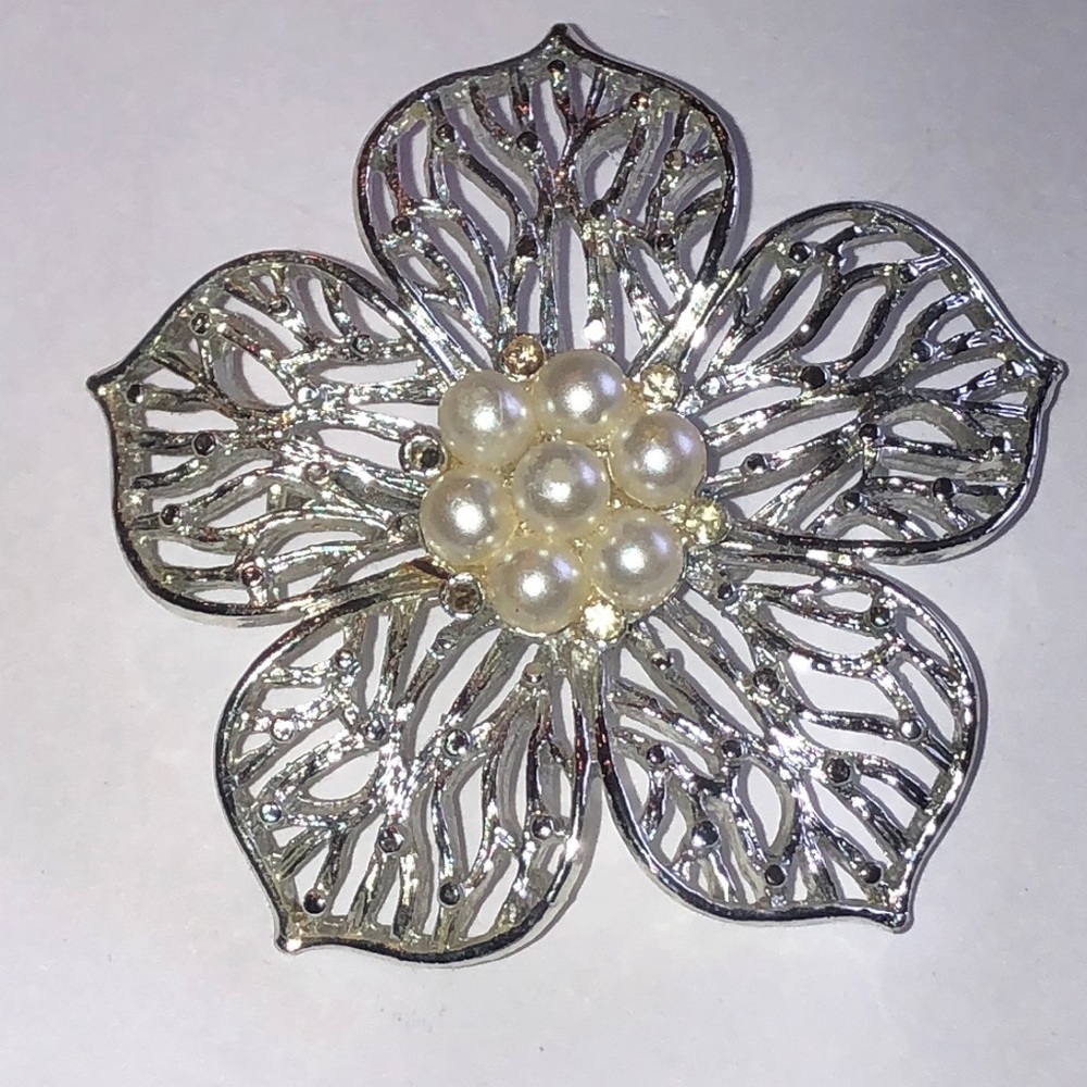 Gerry’s Elegant Silver Tone Vintage Floral Brooch with Faux Pearls